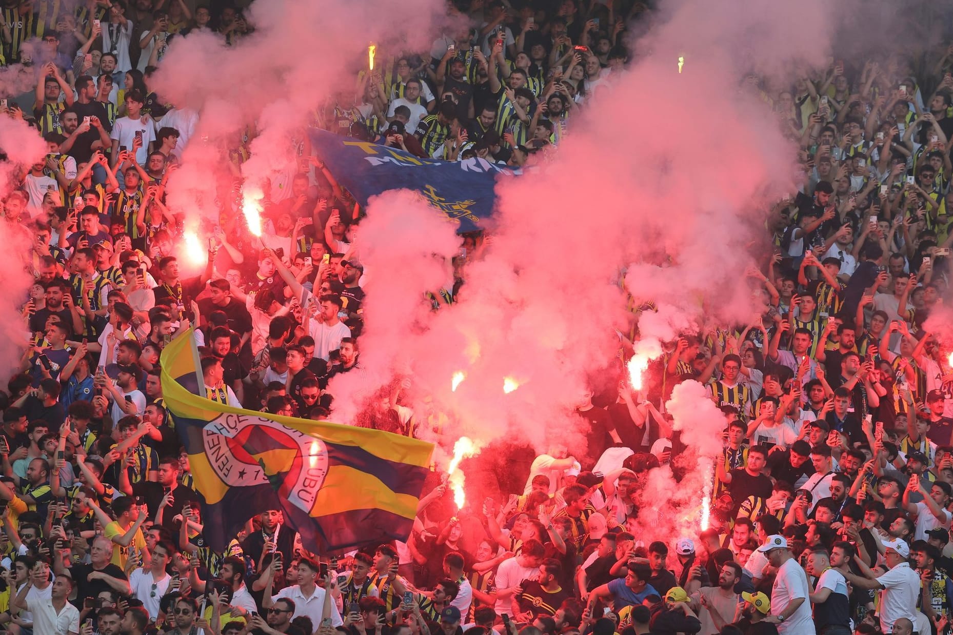 Heißer Empfang für "Mou": Fener-Fans zünden bengalische Feuer.