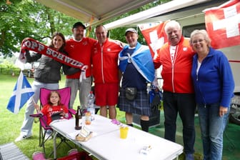 Schweizer und Schotten auf dem Campingplatz am Poller Rheinufer: Fans genießen die friedliche und festliche Stimmung.