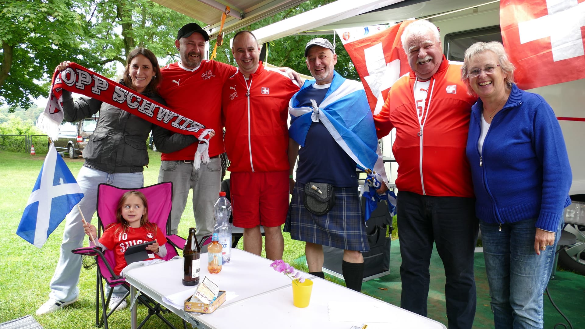 Schweizer und Schotten auf dem Campingplatz am Poller Rheinufer: Fans genießen die friedliche und festliche Stimmung.