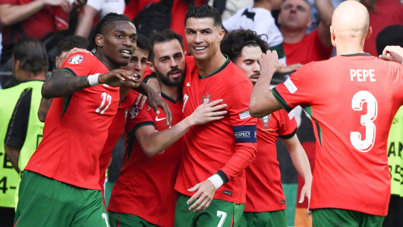 In Torlaune: Portugal um Cristiano Ronaldo (M.) im Spiel gegen die Türkei.