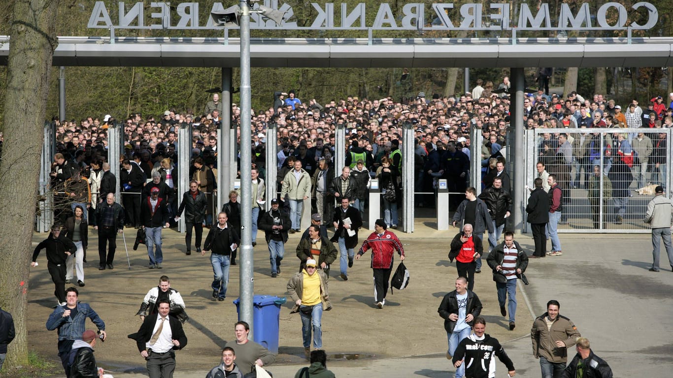 Fußball: Die EM lockt viele Fußball-Fans ins Stadion.