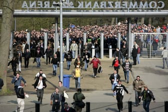 Fußball: Die EM lockt viele Fußball-Fans ins Stadion.