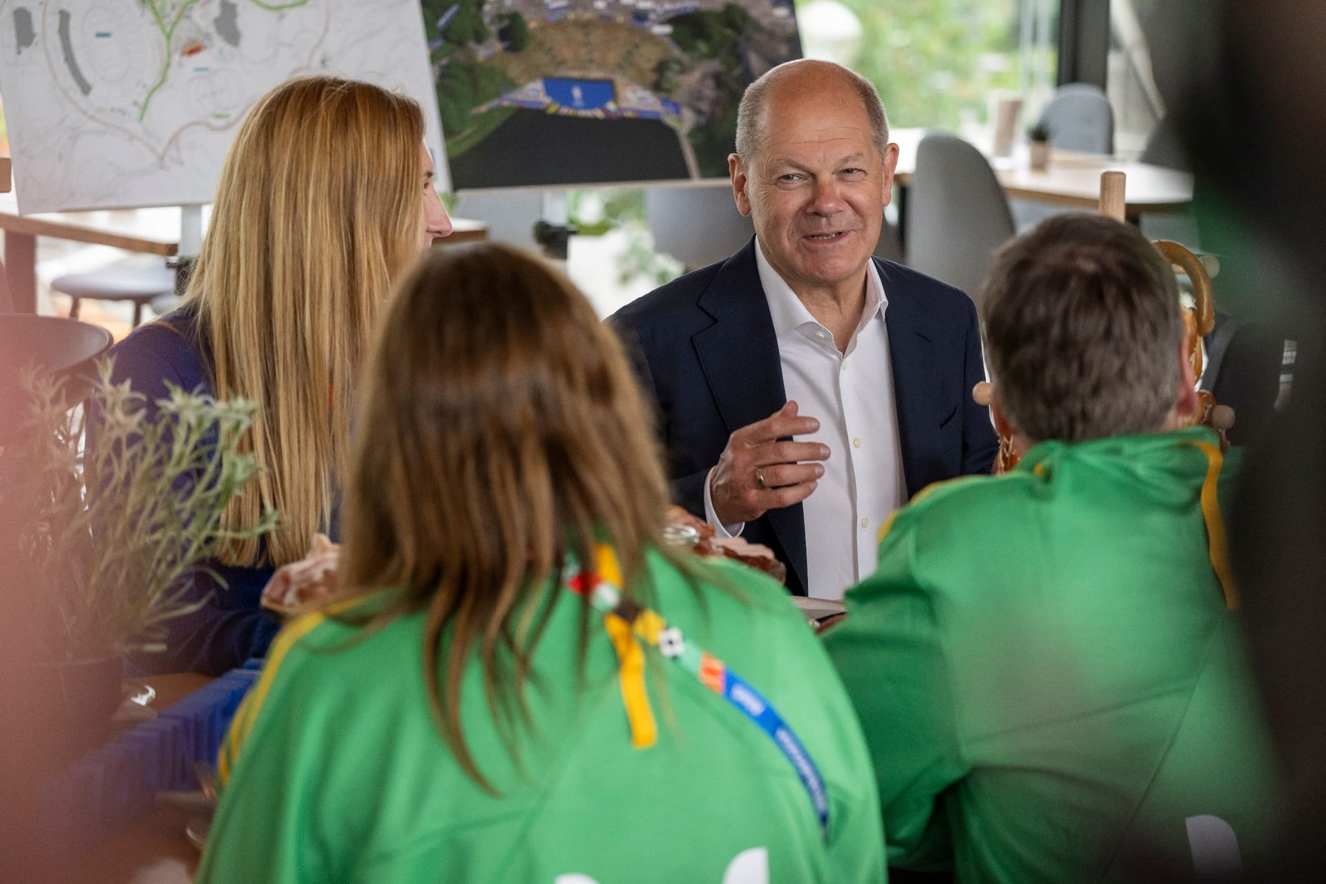 Scholz besucht Fanzone in München