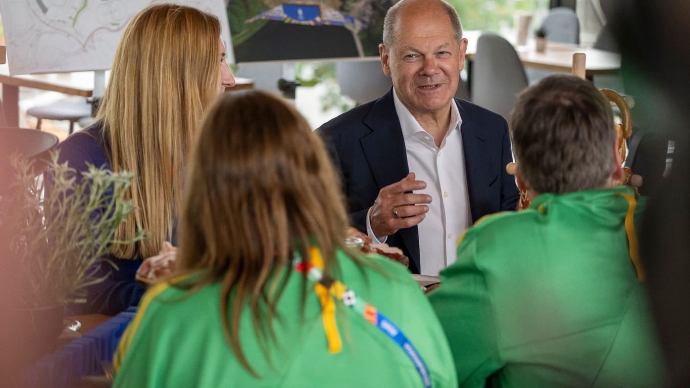 Scholz besucht Fanzone in München