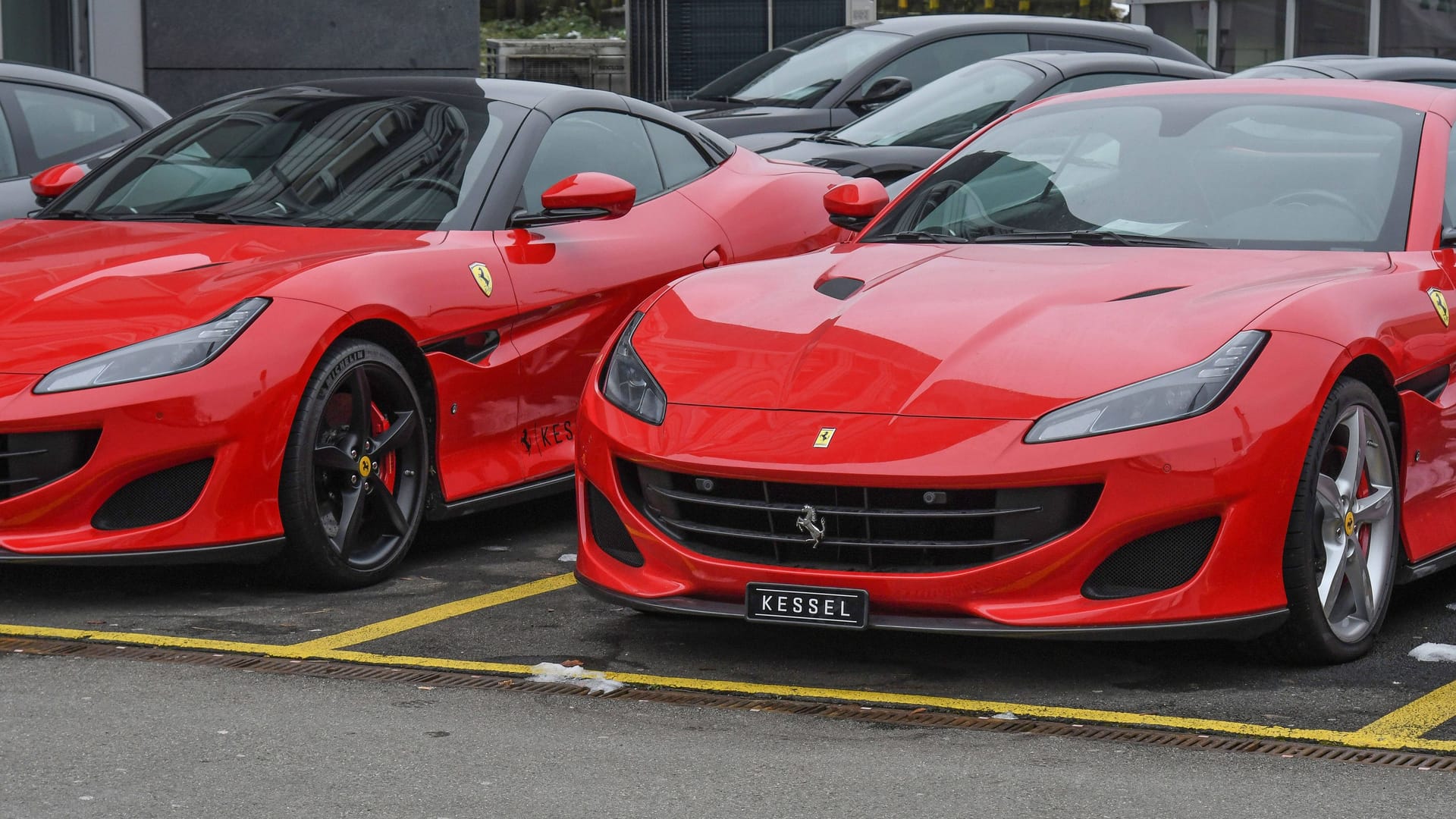 Zwei Ferraris auf einem Parkplatz (Archivbild): In Berlin sind mehrere Männer wegen Steuerhinterziehung verurteilt worden.