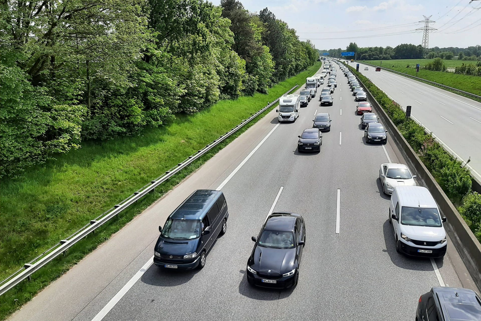 Autos auf der A7 (Symbolfoto): Für den Vater des Kindes soll es Konsequenzen geben.