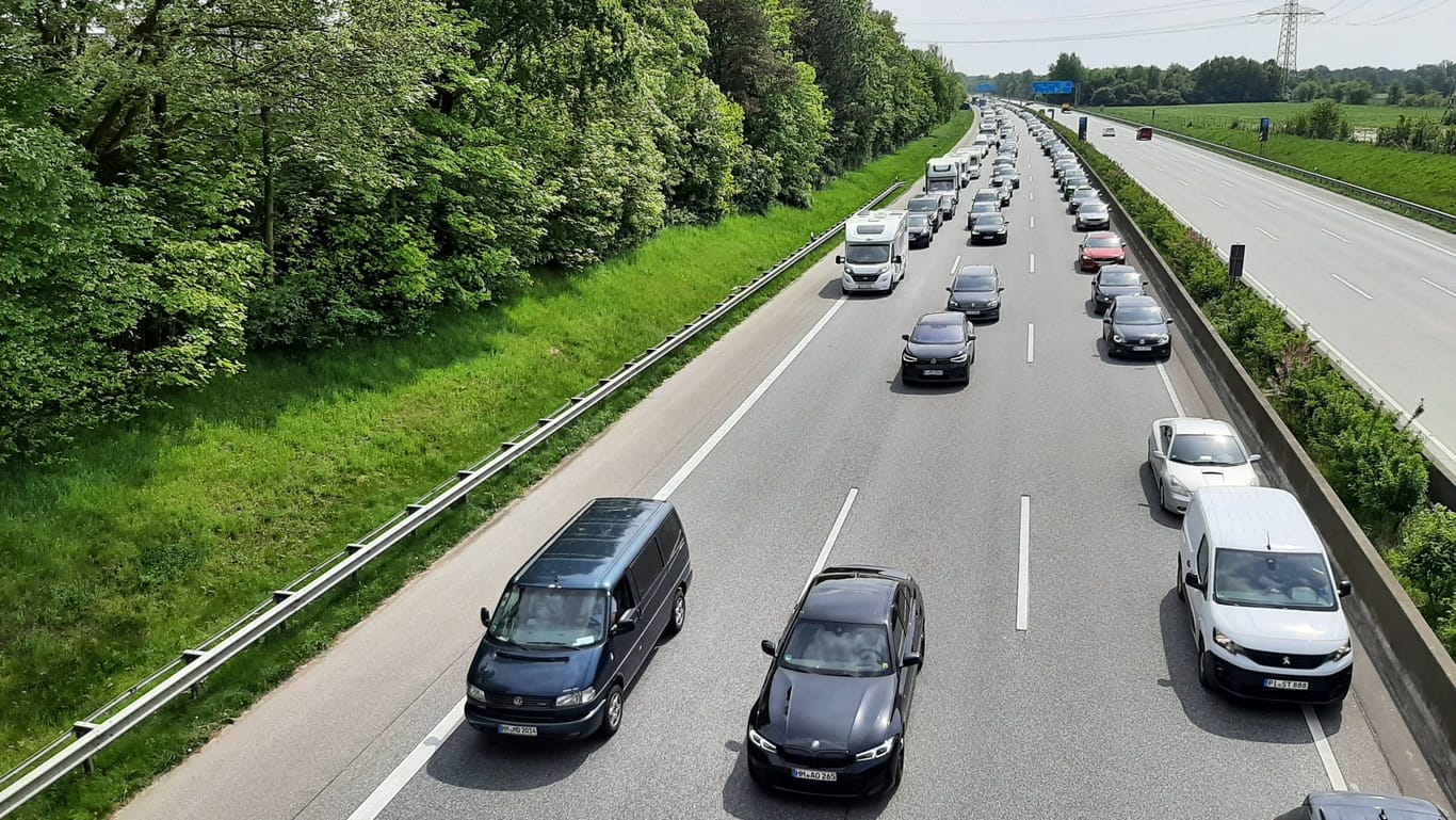 Autos auf der A7 (Symbolfoto): Für den Vater des Kindes soll es Konsequenzen geben.