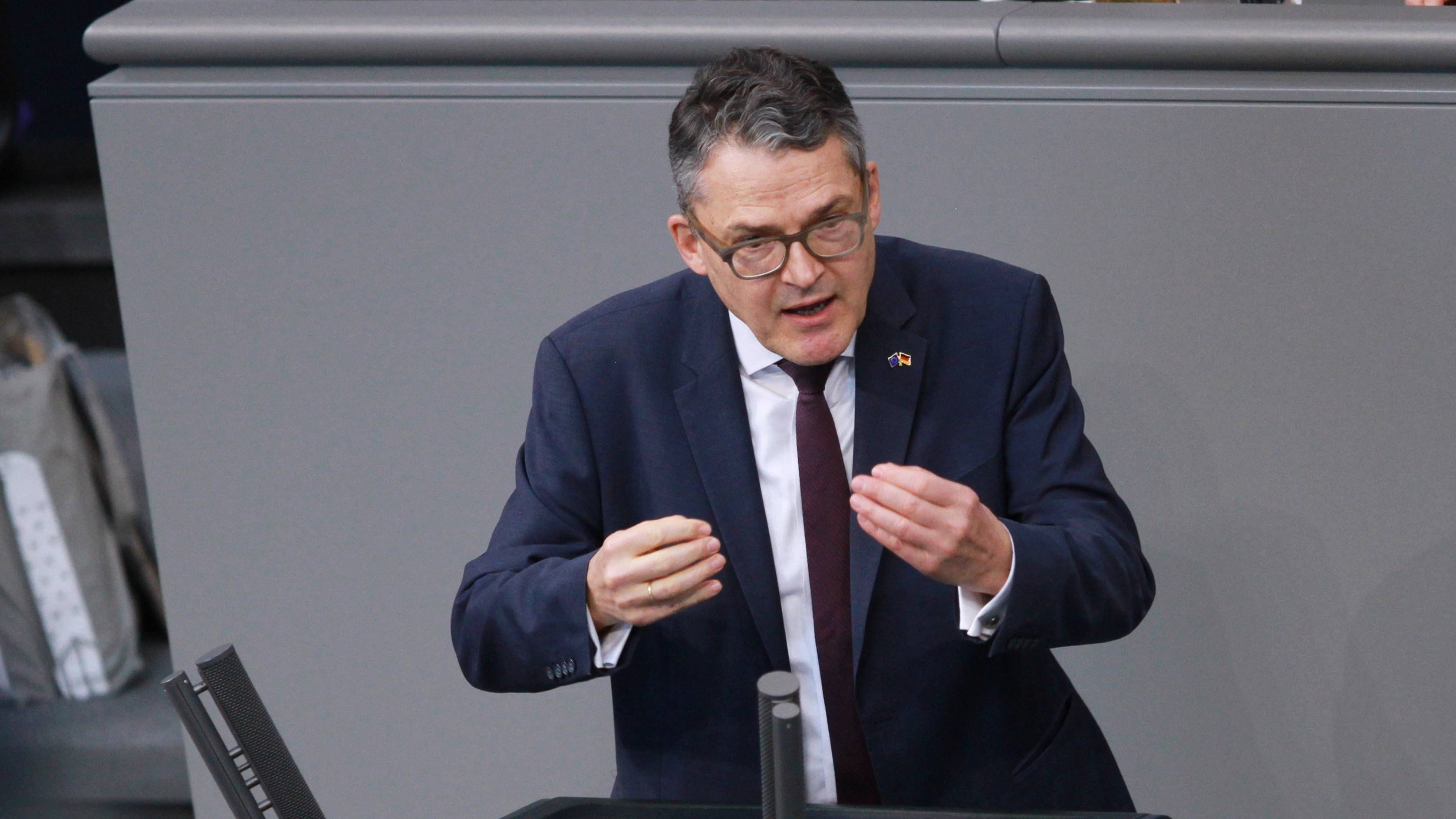 CDU-Politiker Roderich Kiesewetter an Wahlkampfstand in Aalen angegangen