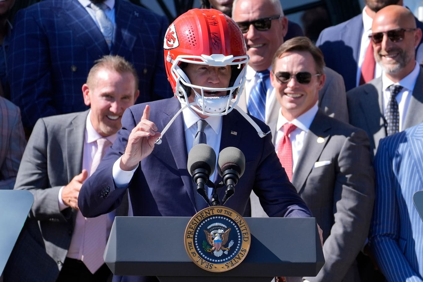 Joe Biden mit Chiefs-Helm