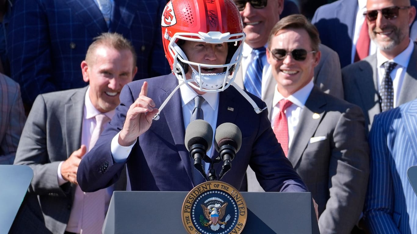 Joe Biden mit Chiefs-Helm