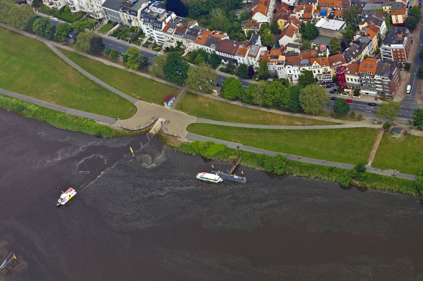 Blick auf das Ostertor- und Steintorviertel mit der Sielwallfaehre auf der Weser (Archivbild): Am Freitag wurde dort ein 20-Jähriger tot gefunden.