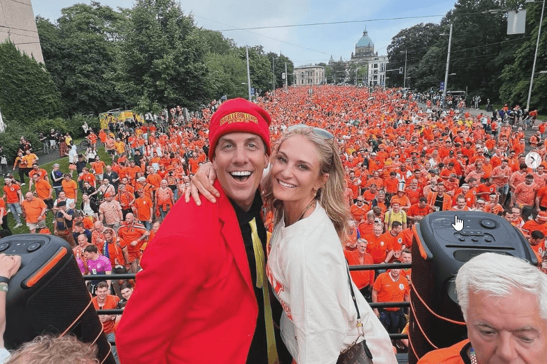 Sänger Rob Kemps von Snollebollekes mit Freundin Steph in Leipzig.