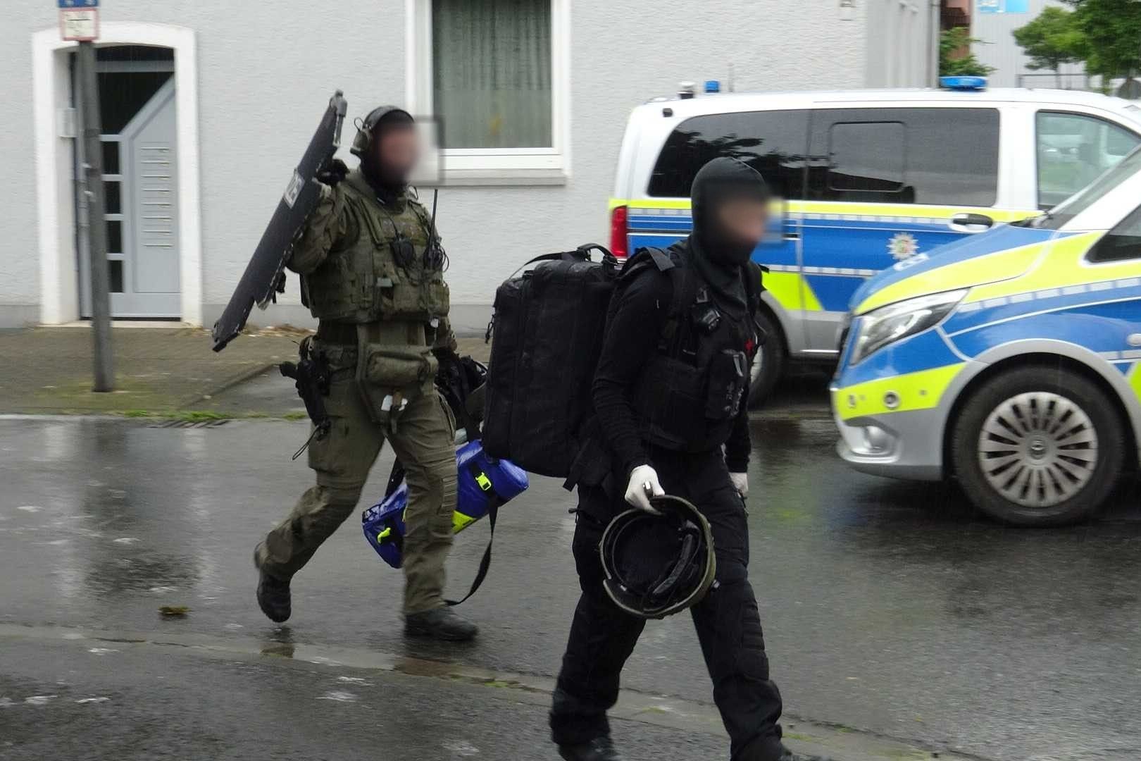 Das SEK auf dem Weg zum Einsatzort: In Castrop-Rauxel im Ruhrgebiet lief am Montag ein größerer Polizeieinsatz.