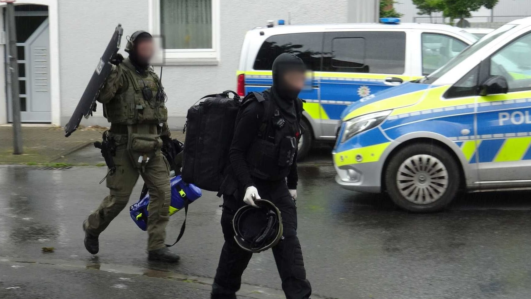 Das SEK auf dem Weg zum Einsatzort: In Castrop-Rauxel im Ruhrgebiet lief am Montag ein größerer Polizeieinsatz.