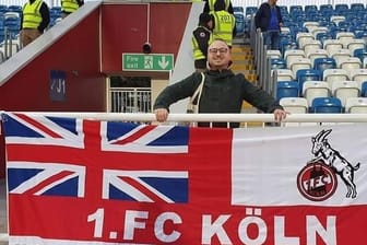 Jonathan bei einem EM-Qualifikationsspiel in Kosovo: Sein Fußballherz schlägt für die englische Nationalmannschaft und den FC.