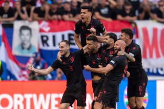 Klaus Gjasula feiert mit seiner Mannschaft aus Albanien im Volksparkstadion: Der Fußballer spielte eine Zeit lang beim HSV.