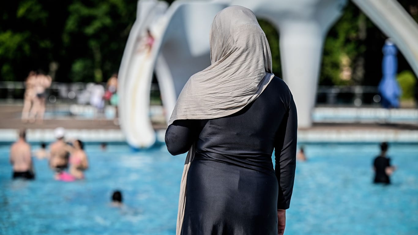 Burkini-Trägerin in einem Schwimmbad (Symbolfoto): Im Münchner Nordbad ist ein Streit eskaliert.