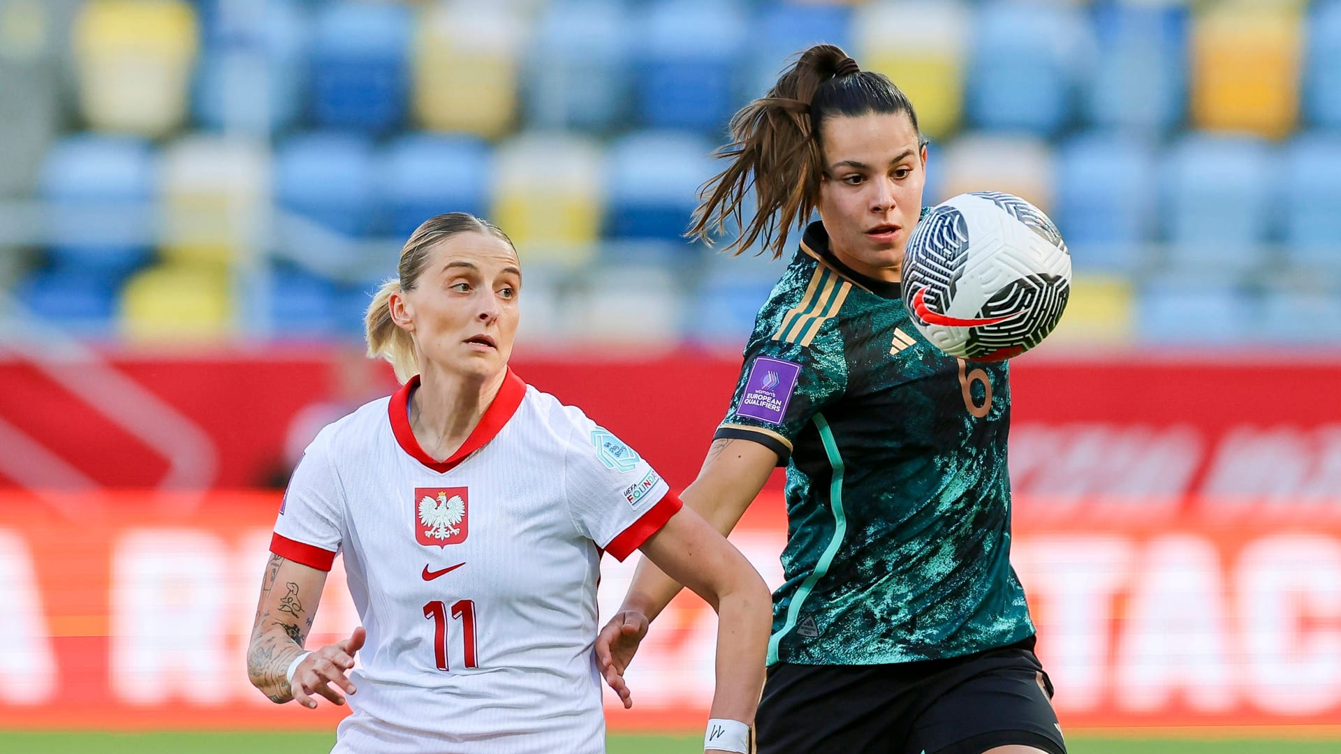 Lena Oberdorf (rechts) im grünen Auswärtstrikot: Die DFB-Frauen teilen sich nur das Heimtrikot mit den Männern.