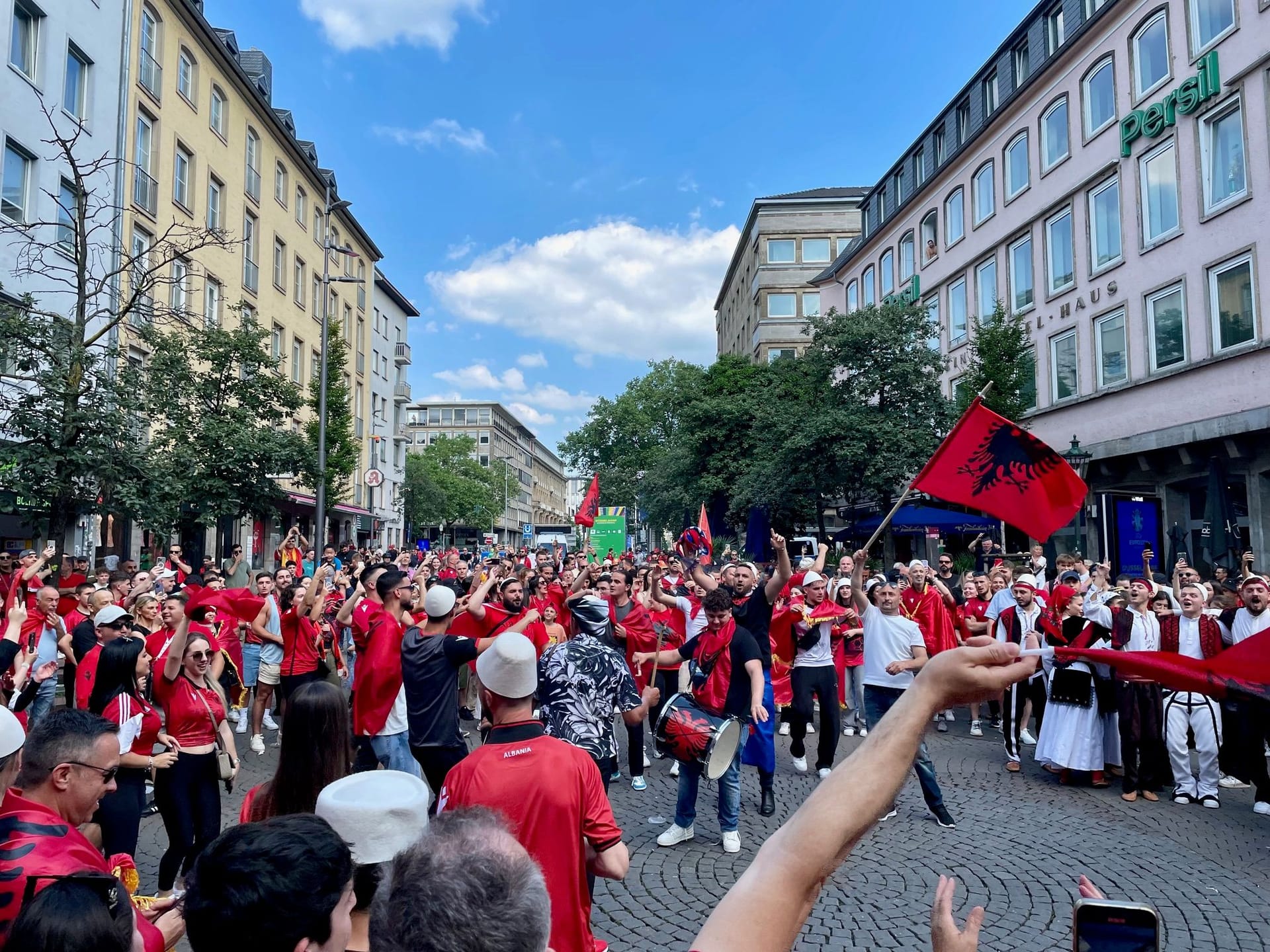 Albanische Party am Bolker Stern mit Tanz und Gesang.