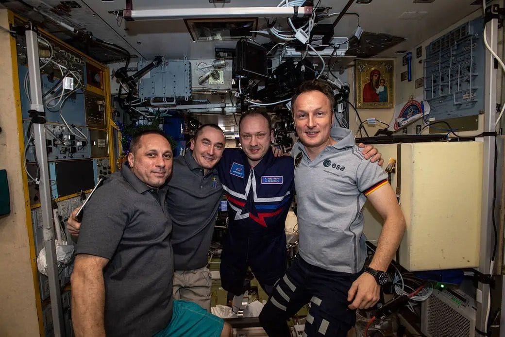 Matthias Maurer posiert mit den Kosmonauten Anton Shkaplerov, Pyotr Dubrov und Alexander Misurkin (von links nach rechts) auf der ISS.