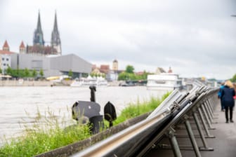 Mobile Hochwasserschutzwände sichern ein Ufer der Donau in Regensburg: am Montagmorgen hat die Stadt den Katastrophenfall ausgerufen.