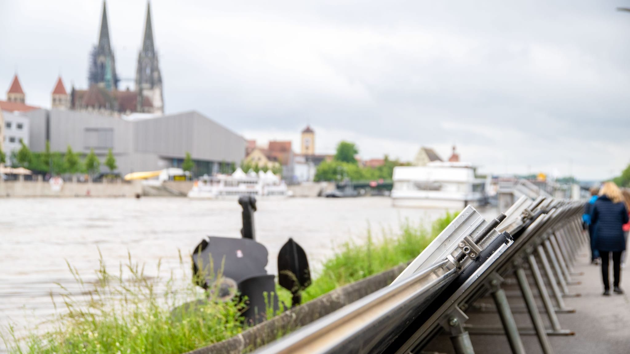 Mobile Hochwasserschutzwände sichern ein Ufer der Donau in Regensburg: am Montagmorgen hat die Stadt den Katastrophenfall ausgerufen.