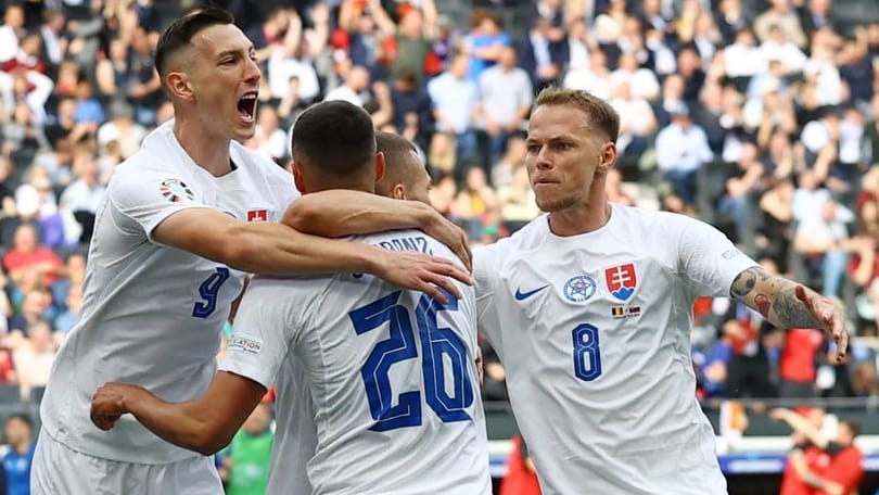 Ivan Schranz: Der Torschütze zum 1:0 wird von seinen Teamkollegen gefeiert.