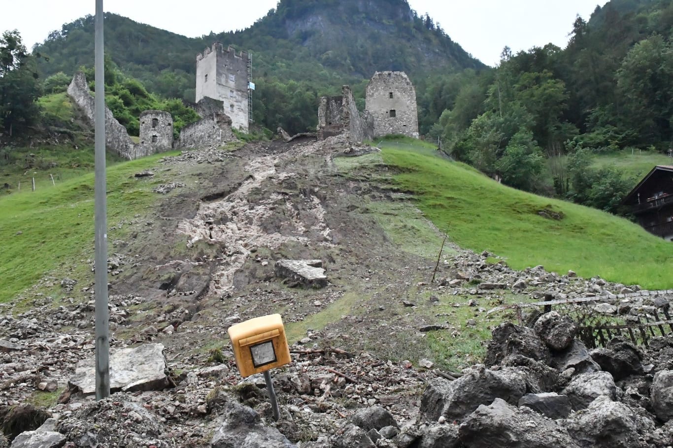 Die historische Burgruine Falkenstein: Infolge der Unwetter sind Teile der Burg abgerutscht.