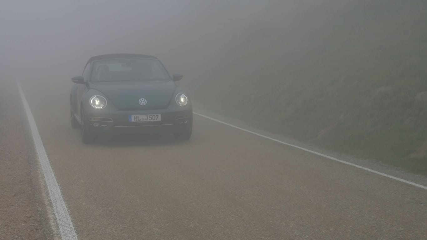 Fahren im dichten Nebel: Hier gelten besondere Regeln für Licht und Tempo.