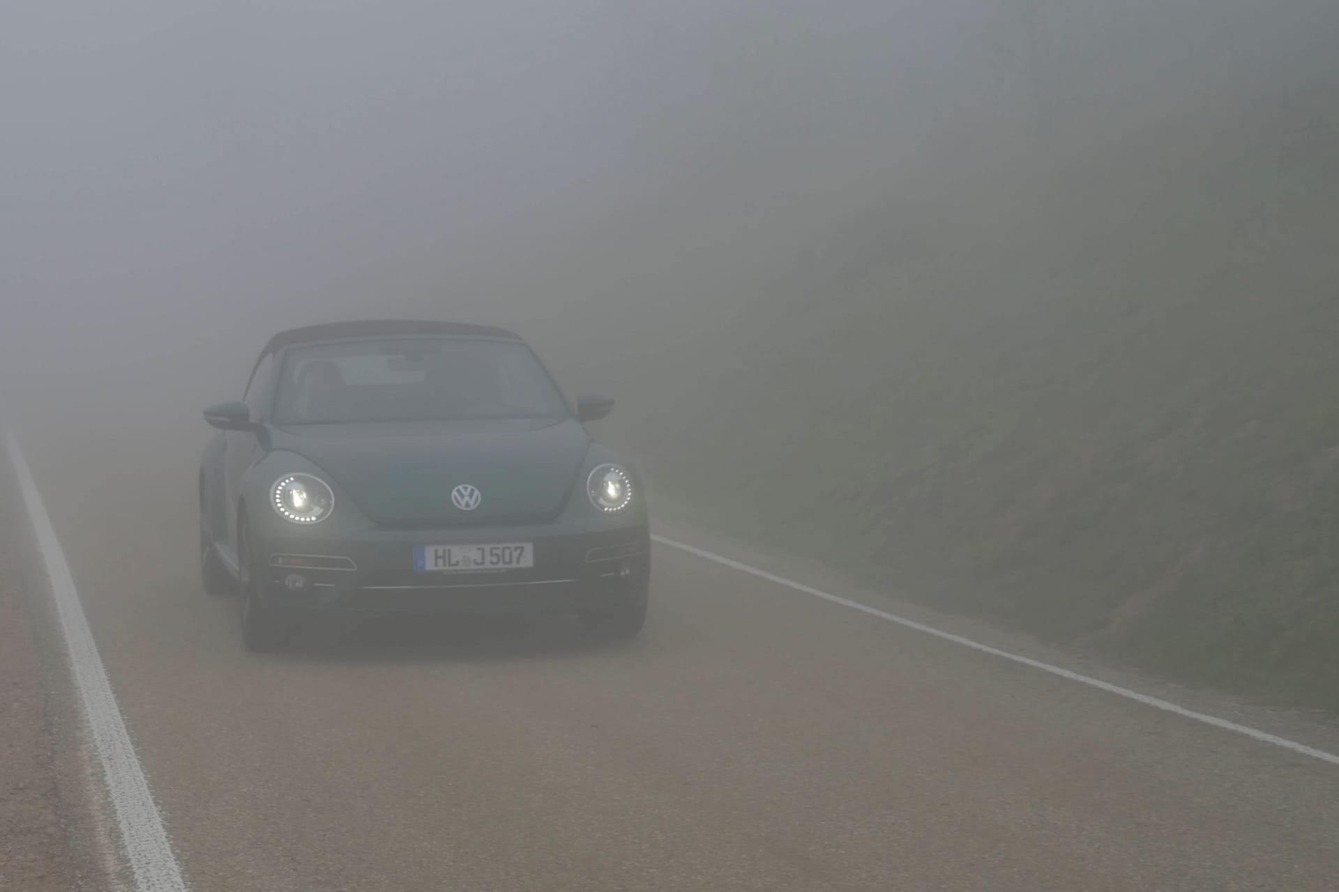 Fahren im dichten Nebel: Hier gelten besondere Regeln für Licht und Tempo.