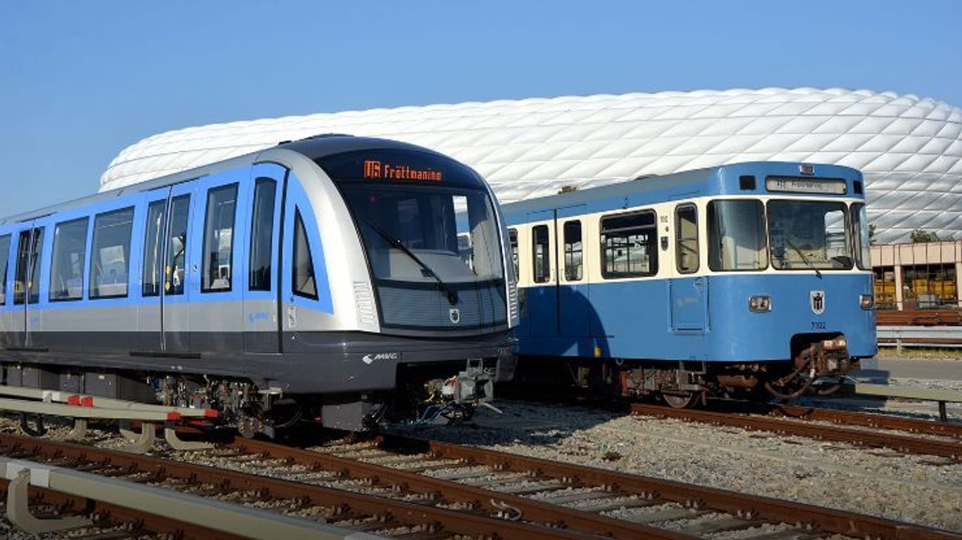 Zwei U-Bahnen vor der Allianz Arena in Fröttmaning: Dort befindet sich auch die Technische Basis der U-Bahn.