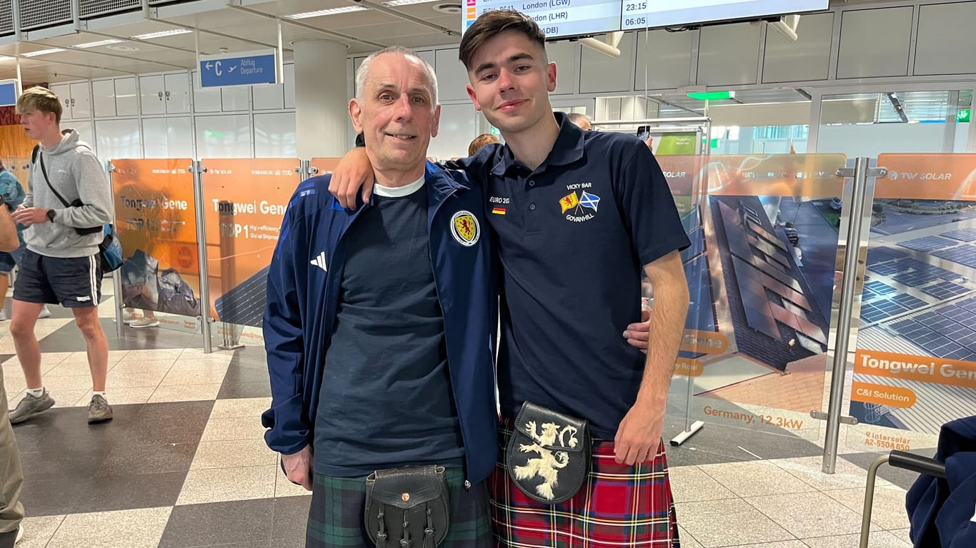 Tommy (links) und Barry aus Glasgow sind über Dublin am Mittwochabend in München gelandet. Sie sind überzeugt: Schottland gewinnt das Spiel gegen Deutschland.