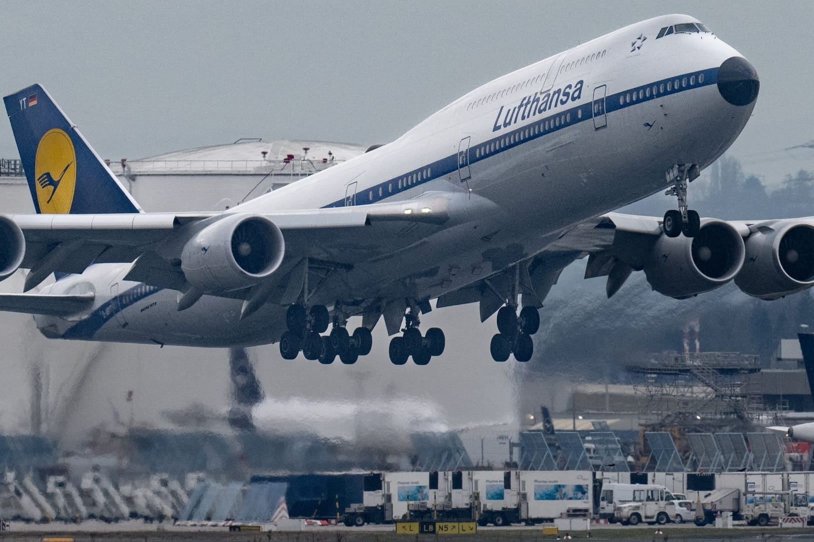 Flugzeug der Deutschen Lufthansa hebt ab