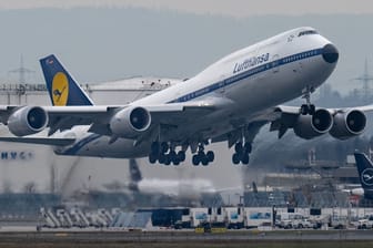 Flugzeug der Deutschen Lufthansa hebt ab