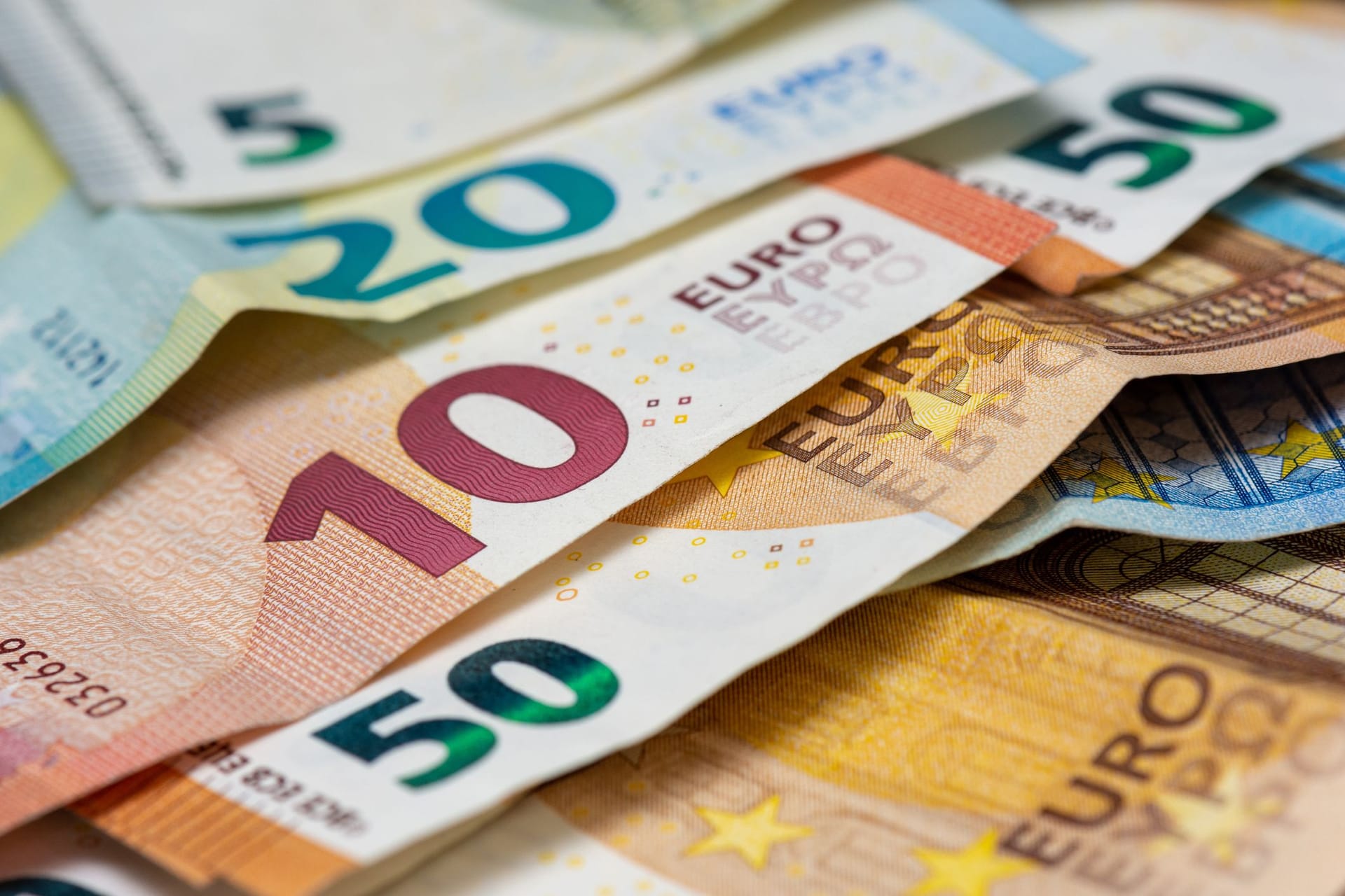 Euroscheine: Steigen die Sozialbeiträge, bleibt weniger Netto vom Brutto. Euroscheine: Steigen die Sozialbeiträge, bleibt weniger Netto vom Brutto.