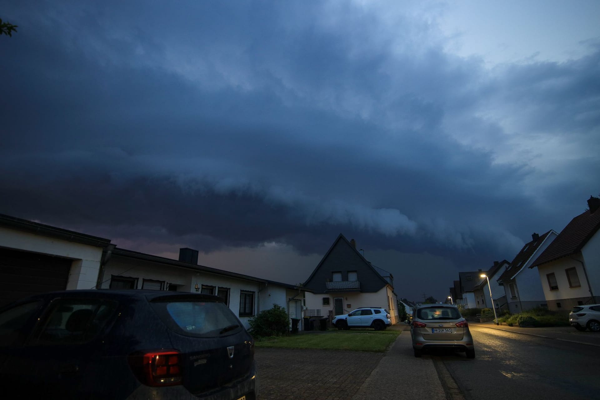 Eine Unwetterzelle baut sich über Homburg im Saarland auf. Der Deutsche Wetterdienst kündigte für weite Teile Deutschlands an, es könne gewittern, hageln und ordentlich stürmen.