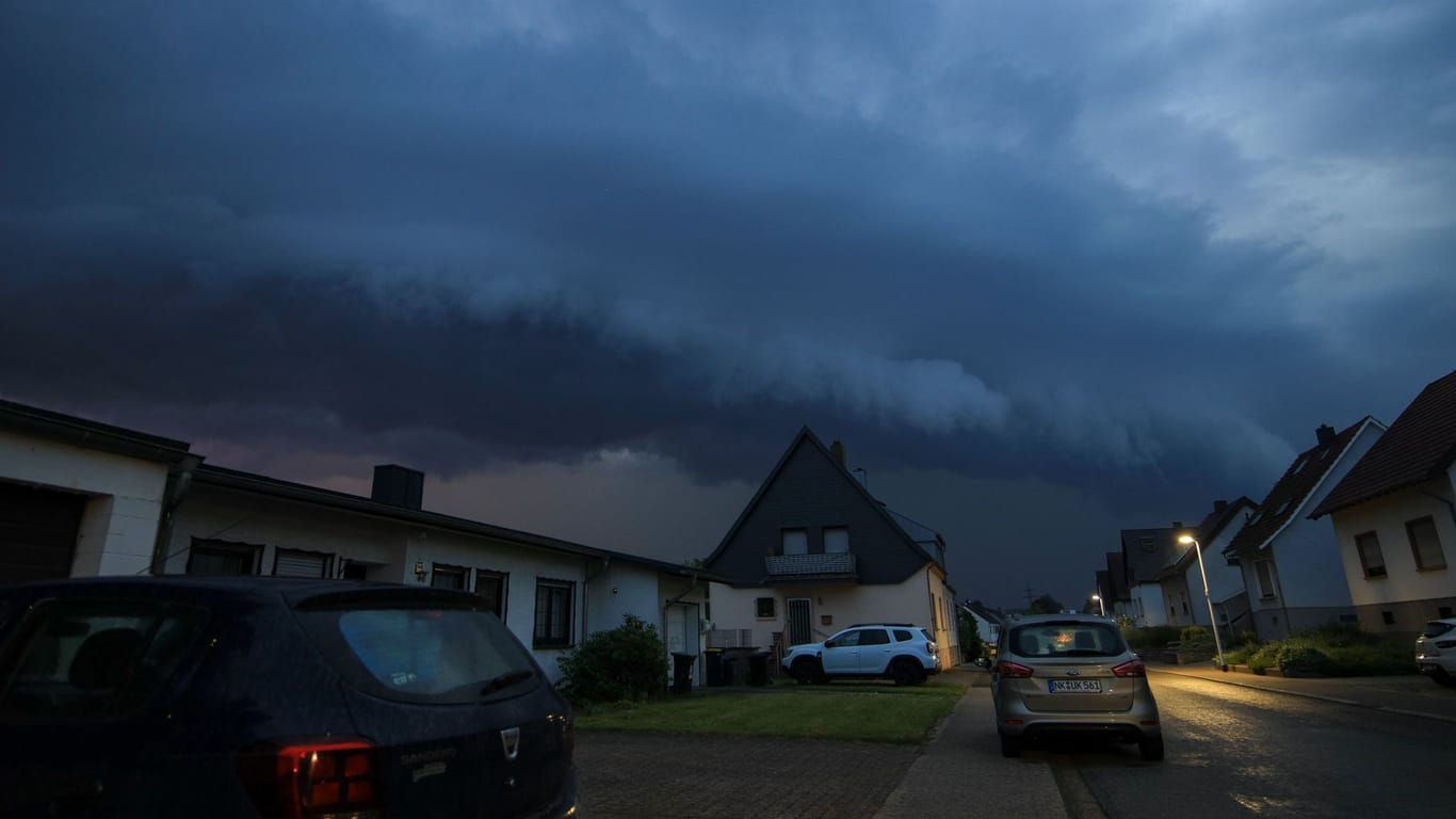 Eine Unwetterzelle baut sich über Homburg im Saarland auf. Der Deutsche Wetterdienst kündigte für weite Teile Deutschlands an, es könne gewittern, hageln und ordentlich stürmen.