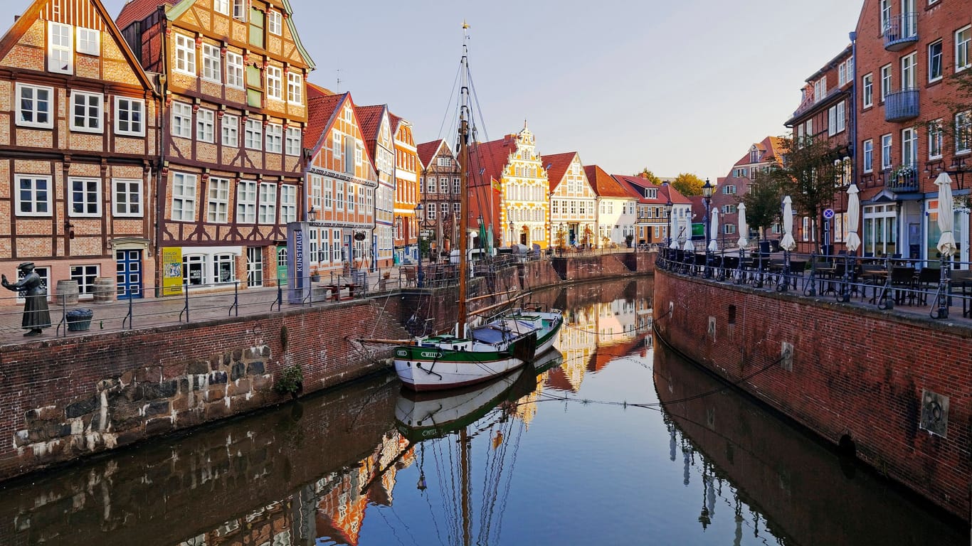 Ein Segelschiff liegt in der historischen Altstadt von Stade (Archivbild): Von Hamburg aus ist die Hansestadt gut mit dem Rad zu erreichen.