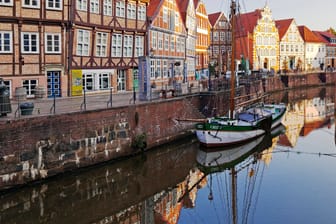 Ein Segelschiff liegt in der historischen Altstadt von Stade (Archivbild): Von Hamburg aus ist die Hansestadt gut mit dem Rad zu erreichen.