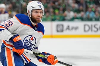 Leon Draisaitl von den Edmonton Oilers: Der deutsche Eishockey-Star musste gegen die Florida Panthers eine bittere Niederlage hinnehmen.