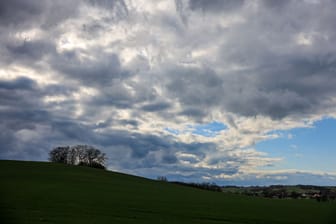 Wolken ziehen über eine Landschaft