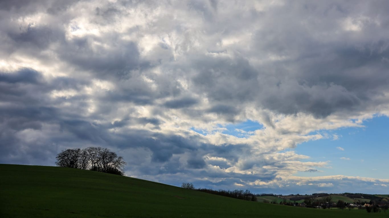 Wolken ziehen über eine Landschaft