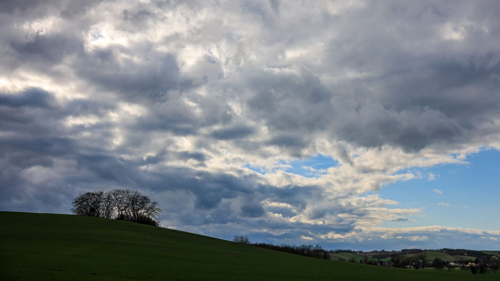 Wolken ziehen über eine Landschaft Wolken ziehen über eine Landschaft