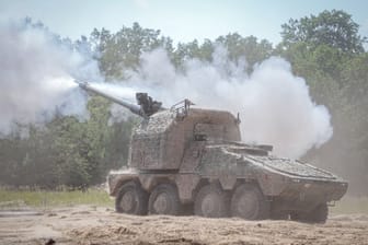 Eine neue Radhaubitze RCH 155 des Panzerherstellers KNDS feuert bei einer Präsentation auf dem Truppenübungsplatz Altengrabow ein Geschoss ab.