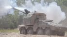 Eine neue Radhaubitze RCH 155 des Panzerherstellers KNDS feuert bei einer Präsentation auf dem Truppenübungsplatz Altengrabow ein Geschoss ab.