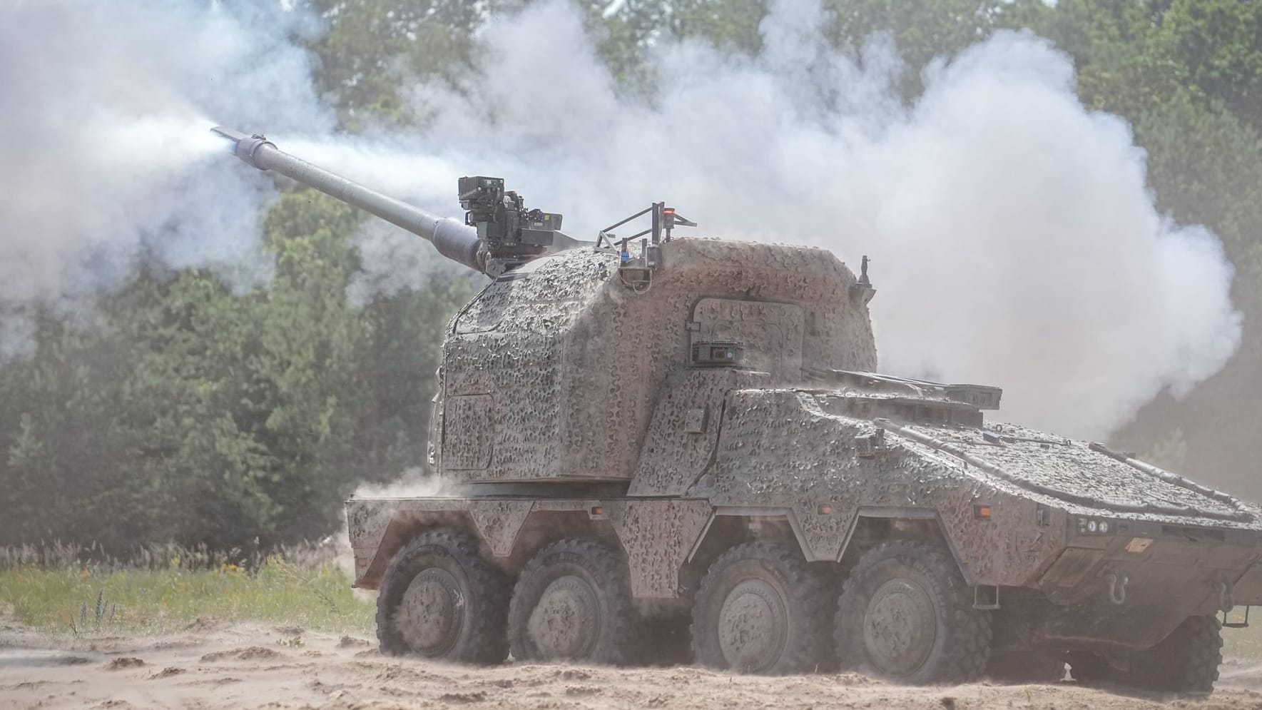 Eine neue Radhaubitze RCH 155 des Panzerherstellers KNDS feuert bei einer Präsentation auf dem Truppenübungsplatz Altengrabow ein Geschoss ab.