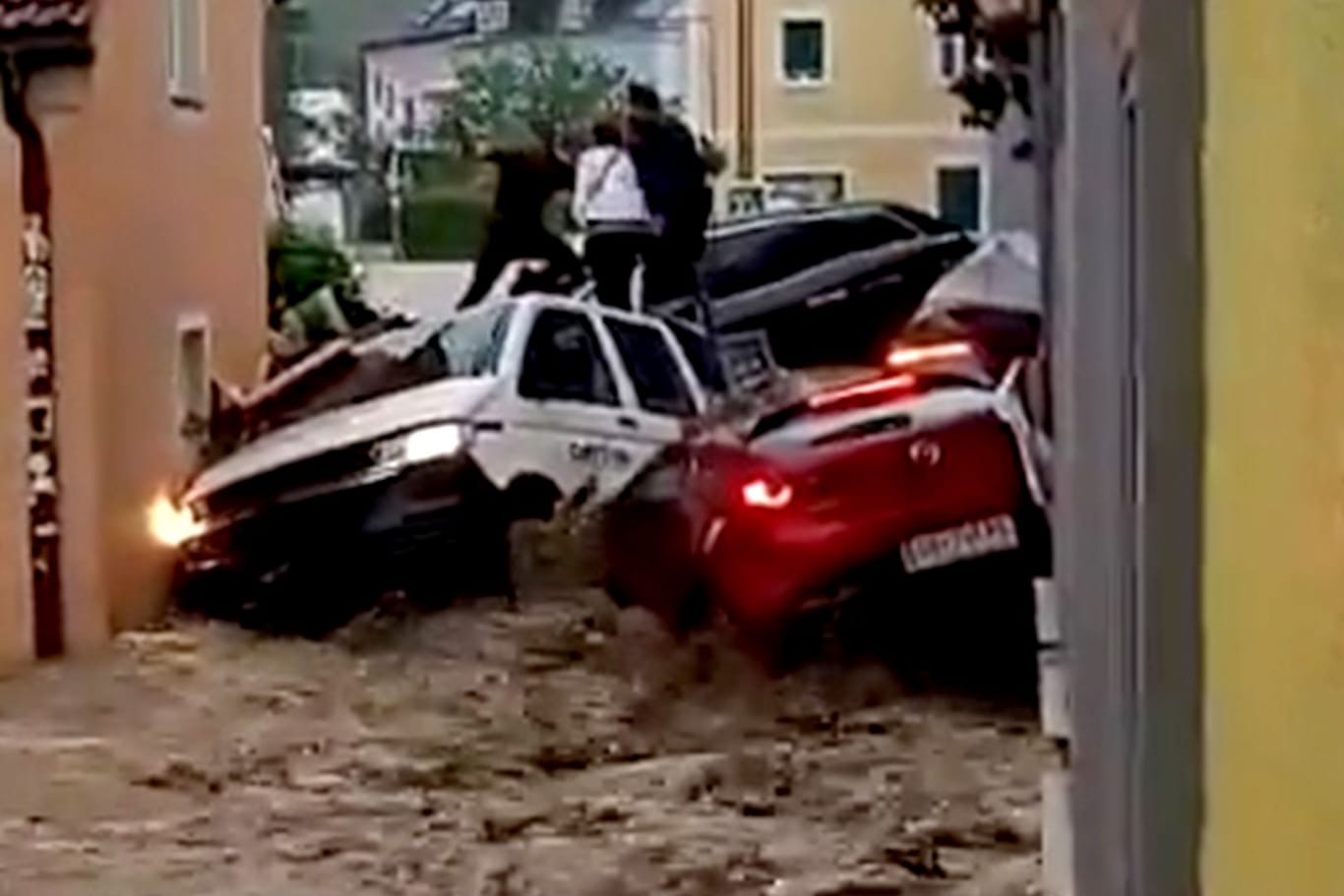 Sturzflut reist mehrere Autos in Österreich mit
