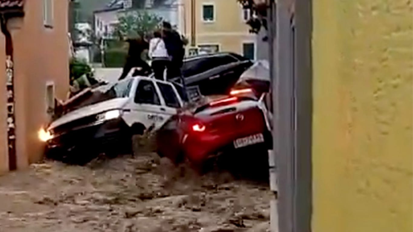 Sturzflut reist mehrere Autos in Österreich mit