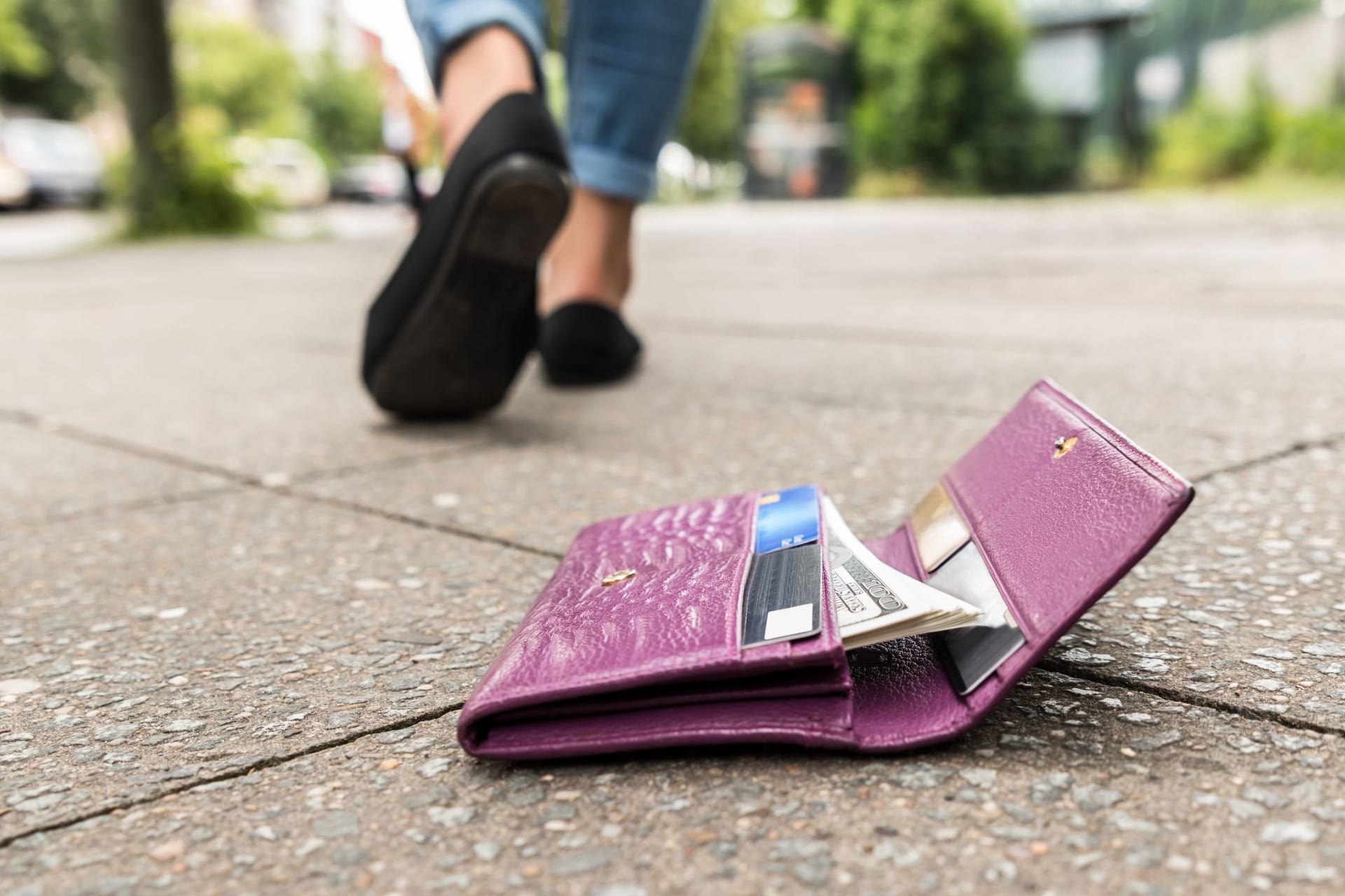 Brieftasche auf dem Bürgersteig verloren