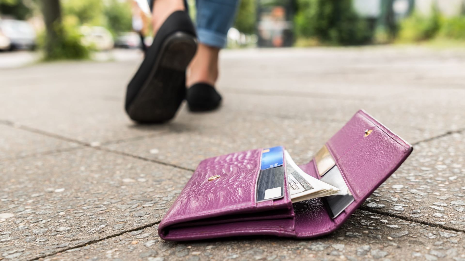 Brieftasche auf dem Bürgersteig verloren